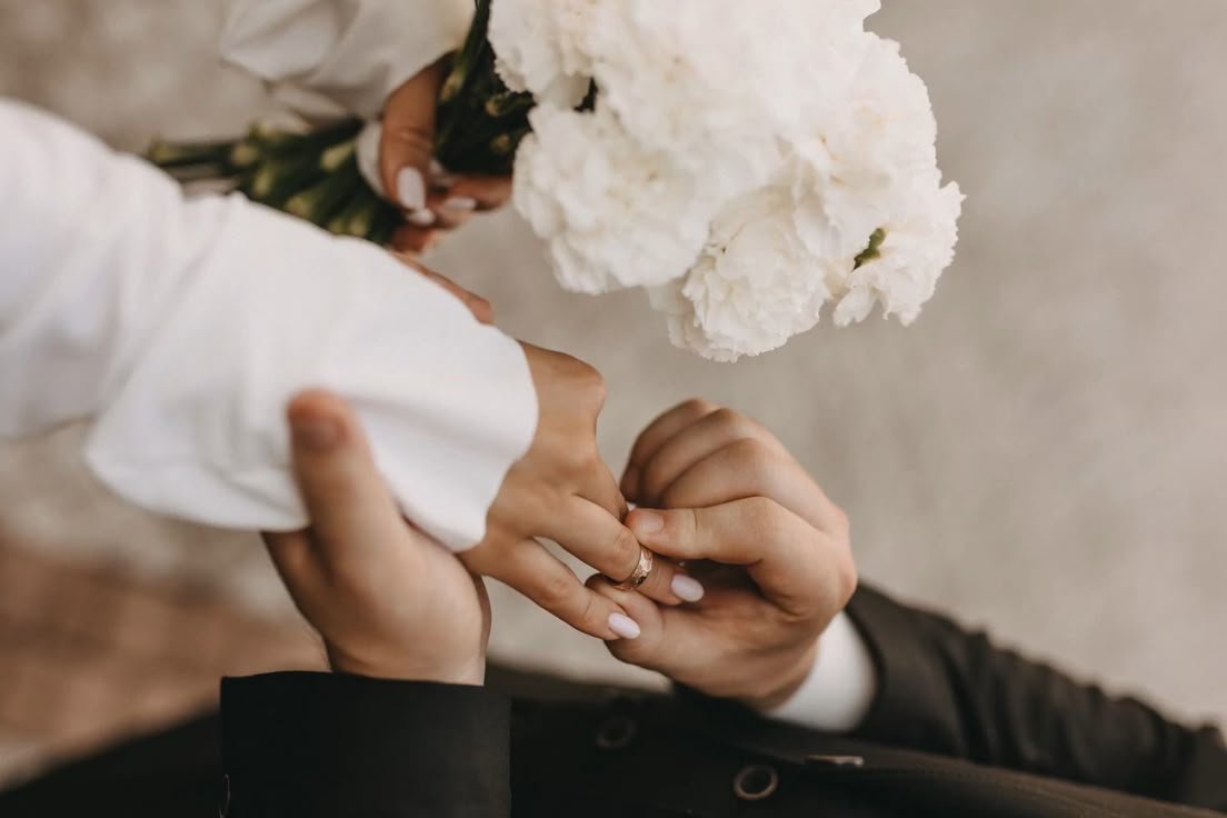 Les 12 plus beaux ongles de mariée pour le jour J - Atelier Lilac