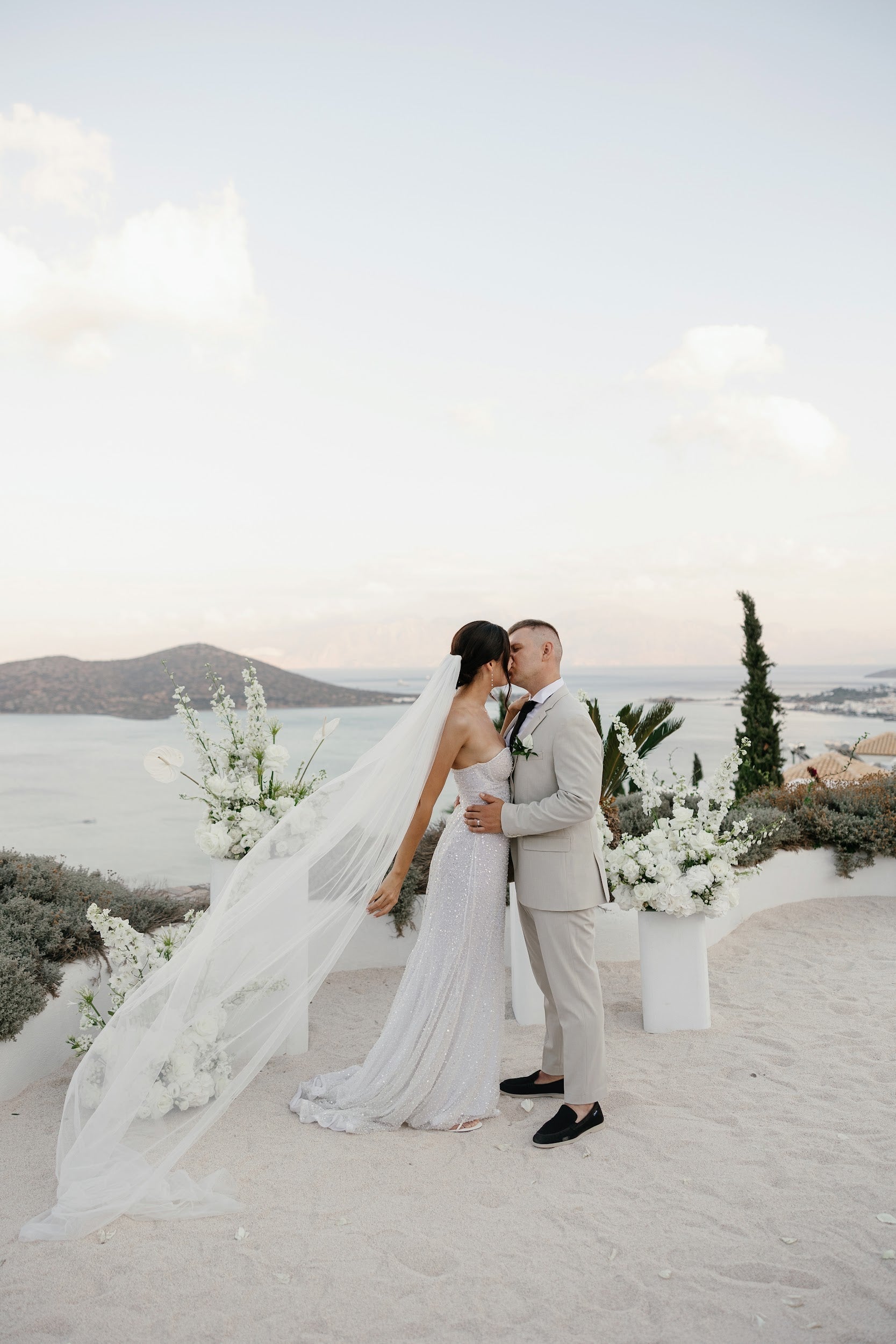 Mariage en Grèce : l’élégance lumineuse de Liliia en Crète, entre mer turquoise et perles délicates - Atelier Lilac