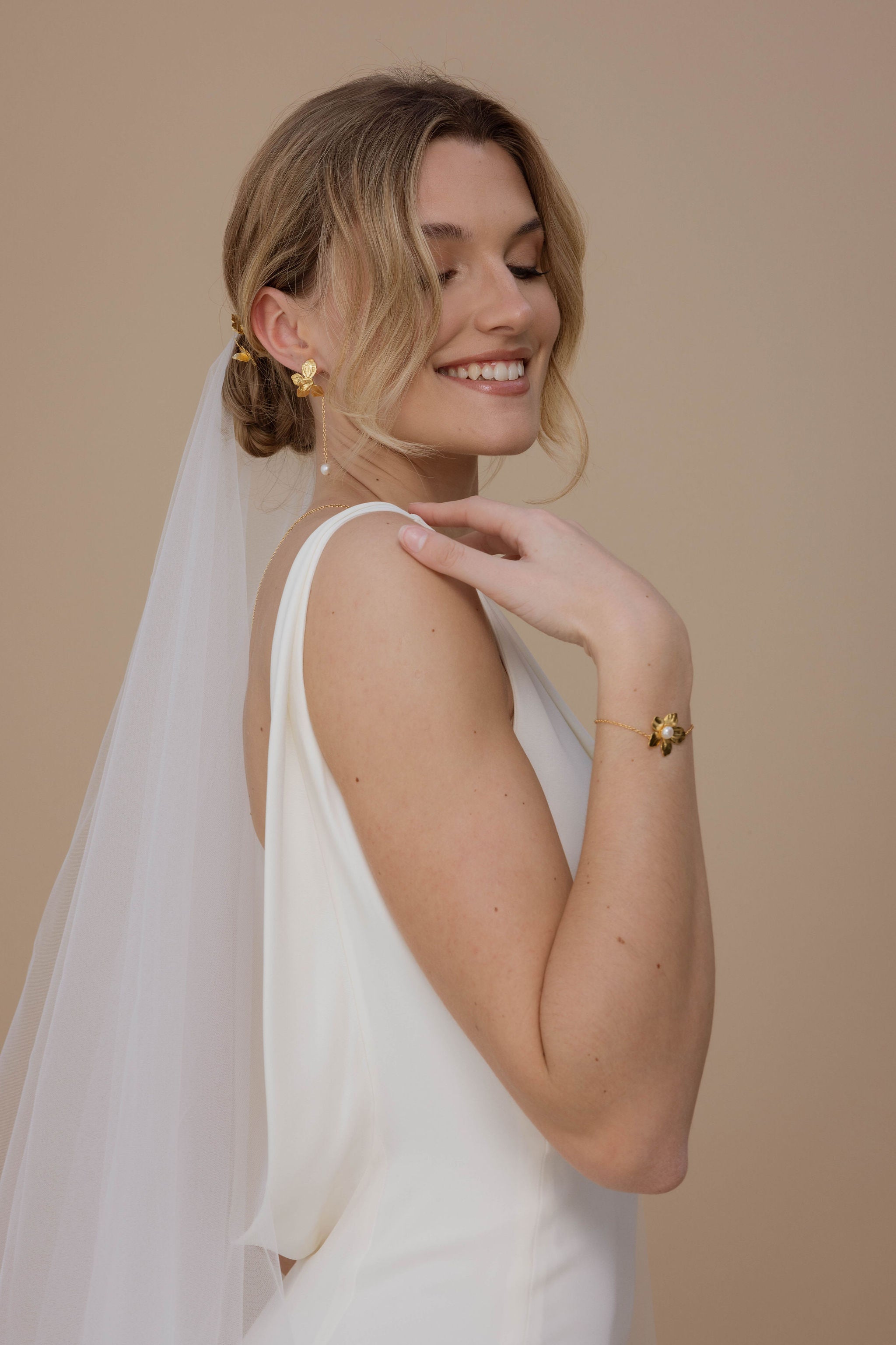 Roma – Pulseira floral delicada com pérolas naturais