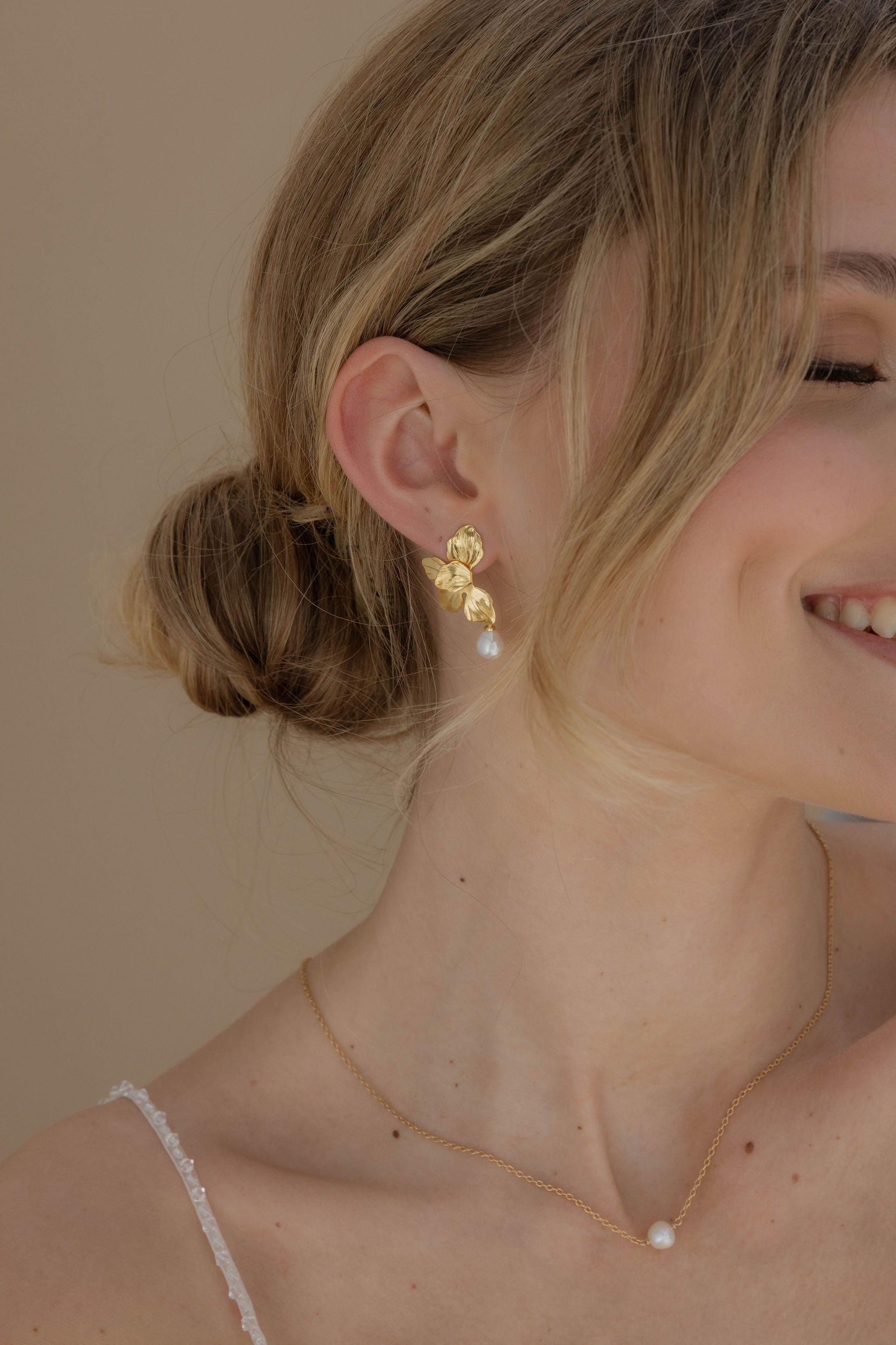 Roma - Brincos curtos de noiva com flores de pérola natural