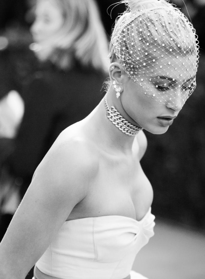 Hailey Baldwin portant un accessoire de cheveux qui se nomment birdcage pour les mariages avec des strass