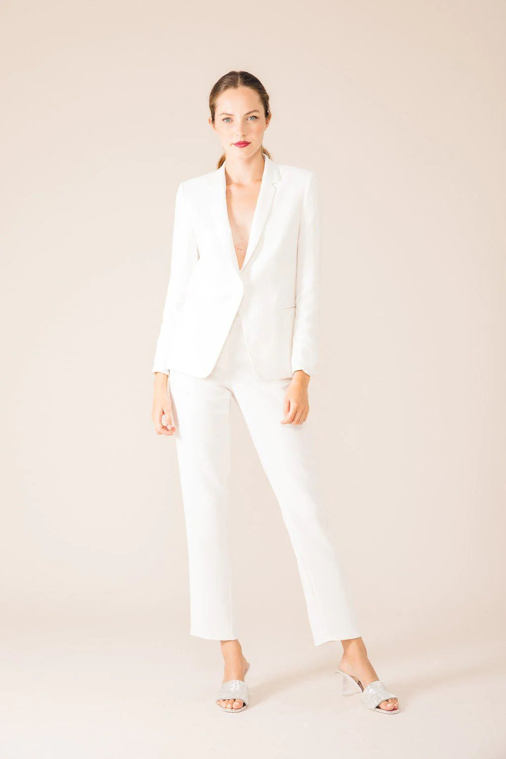 Femme portant un ensemble de mariage blazer et pantalon