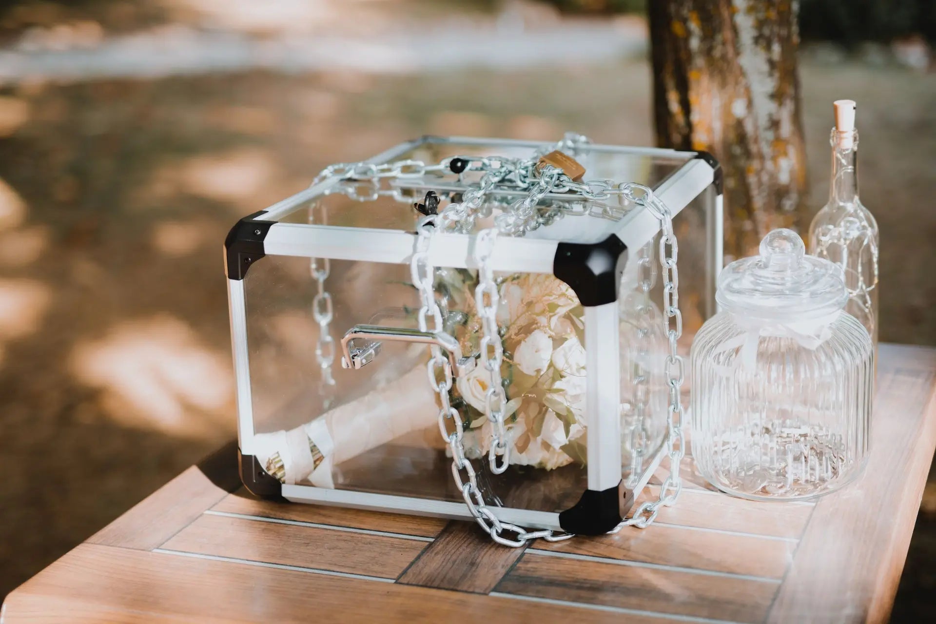 Bouquet scellé dans une boîte, une idée originale pour un rituel moderne de mariage.