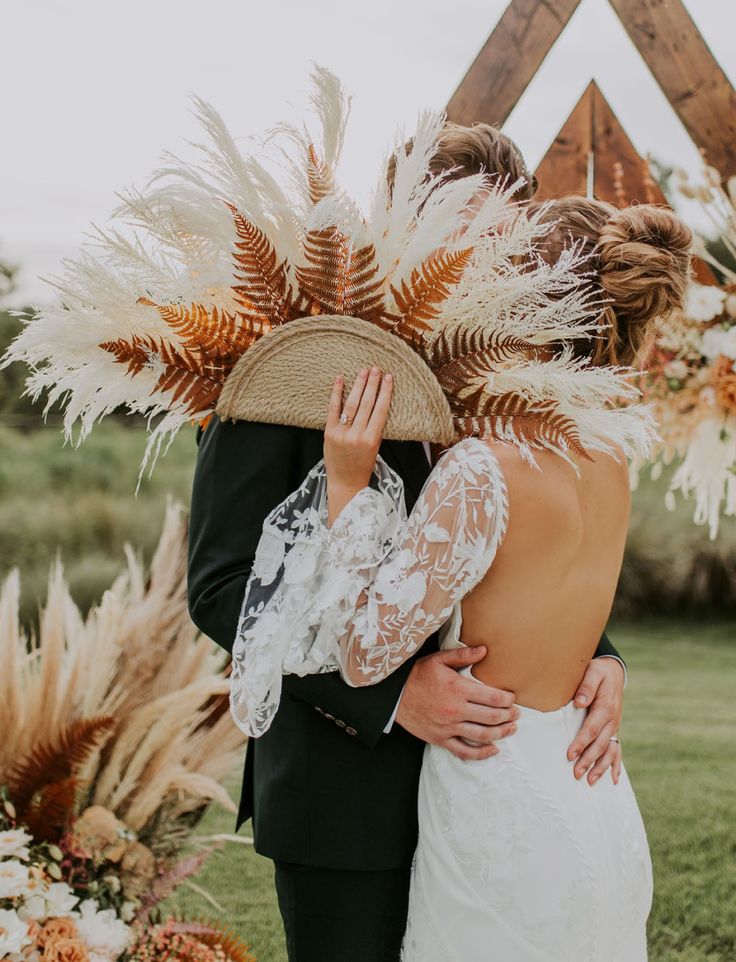 Femme masquant son mari et elle avec son éventail comportant des plumes