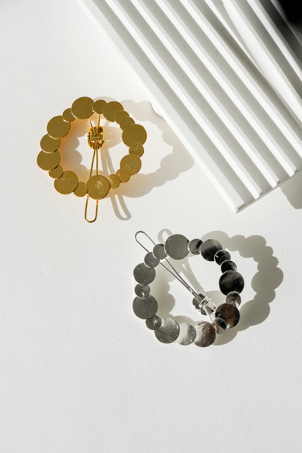 Atoms - Round hair clip with discs