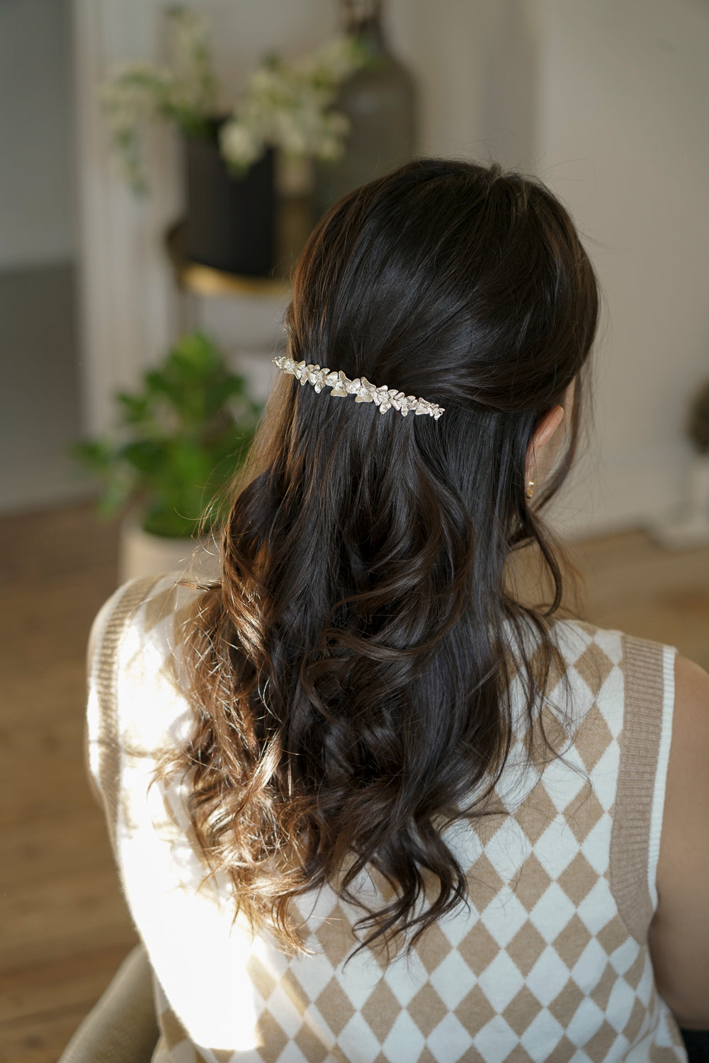barrette argent sur les cheveux d'une femme brune qui est de dos