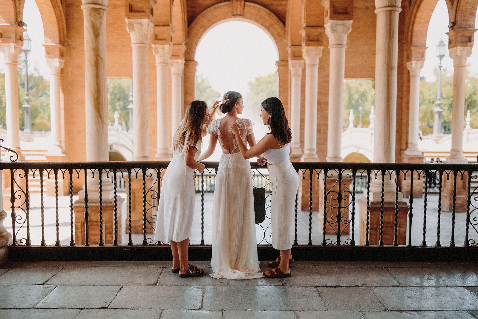photo des backstage du shooting de la collection Atelier Lilac 2022 à Séville pour un mariage bohème avec peigne et collier de dos