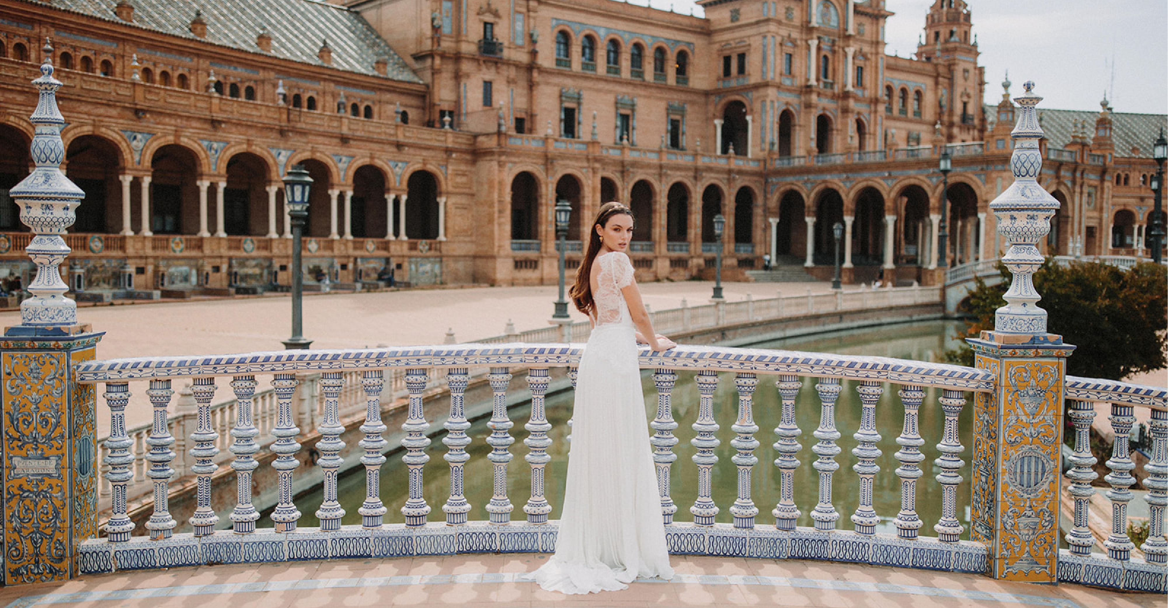 Vue de la Place d'Espagne à Seville avec mariée en robe blanche et bijou de tête