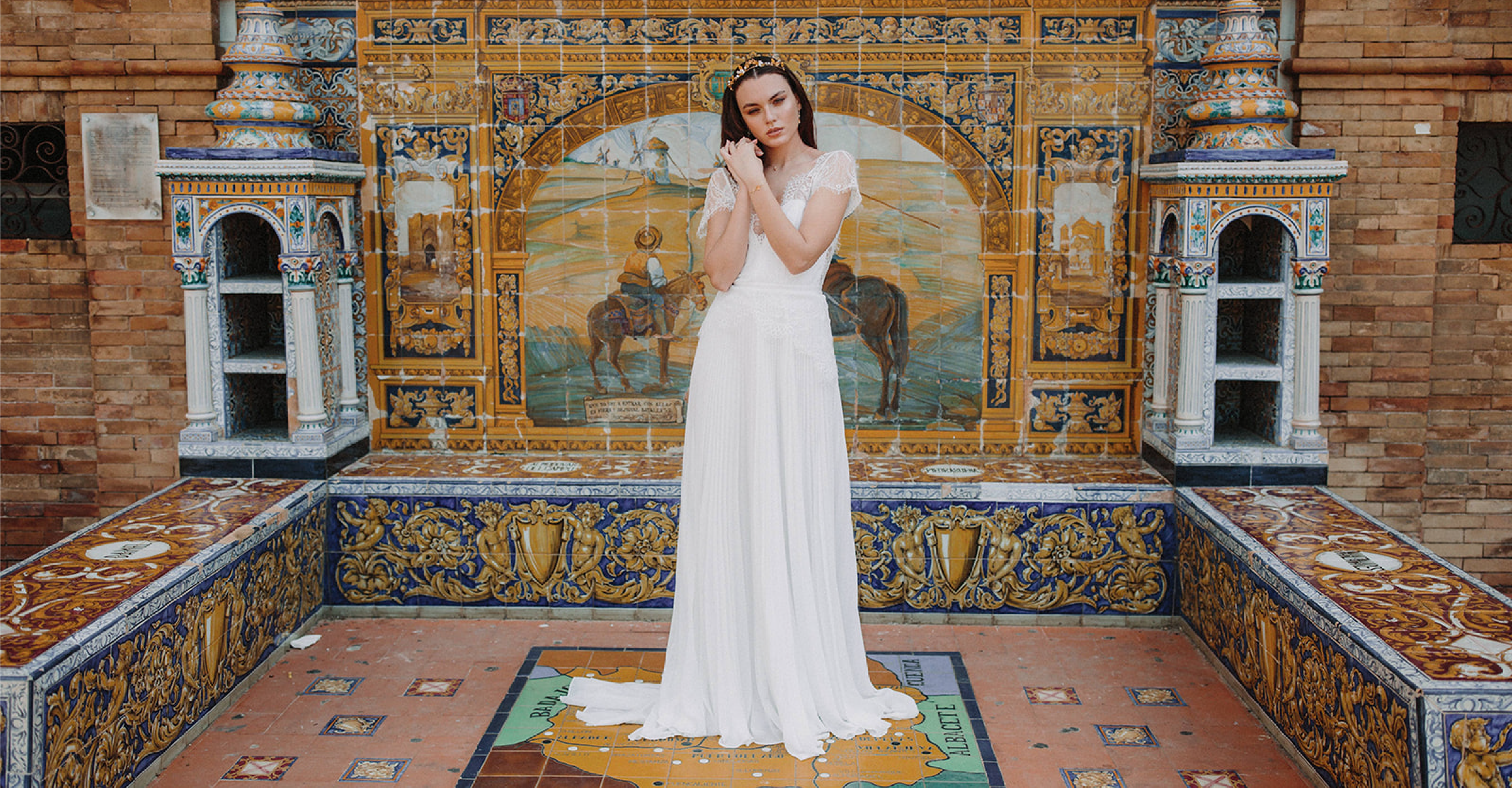 Mariée avec couronne dorée en longue robe blanche