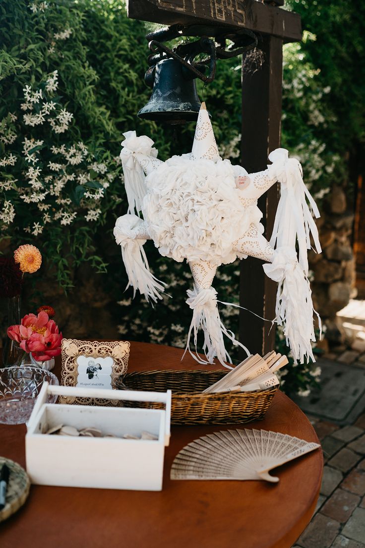 Une piñata, symbole d'une idée originale de mariage et d'un rituel moderne, offrant une alternative festive aux traditions.