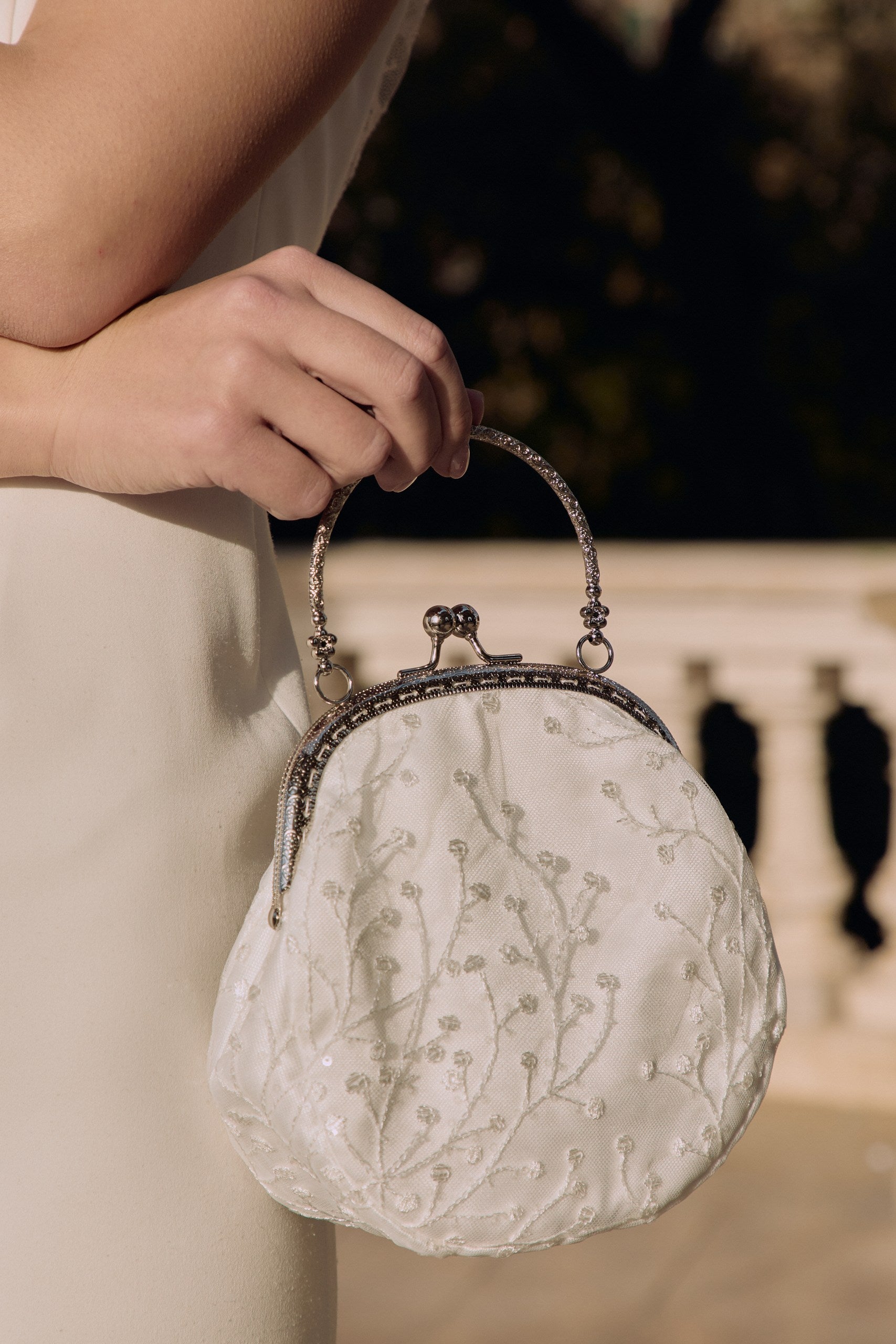 Photo rapproché d'un petit sac à sequin pour femme portée en extérieur