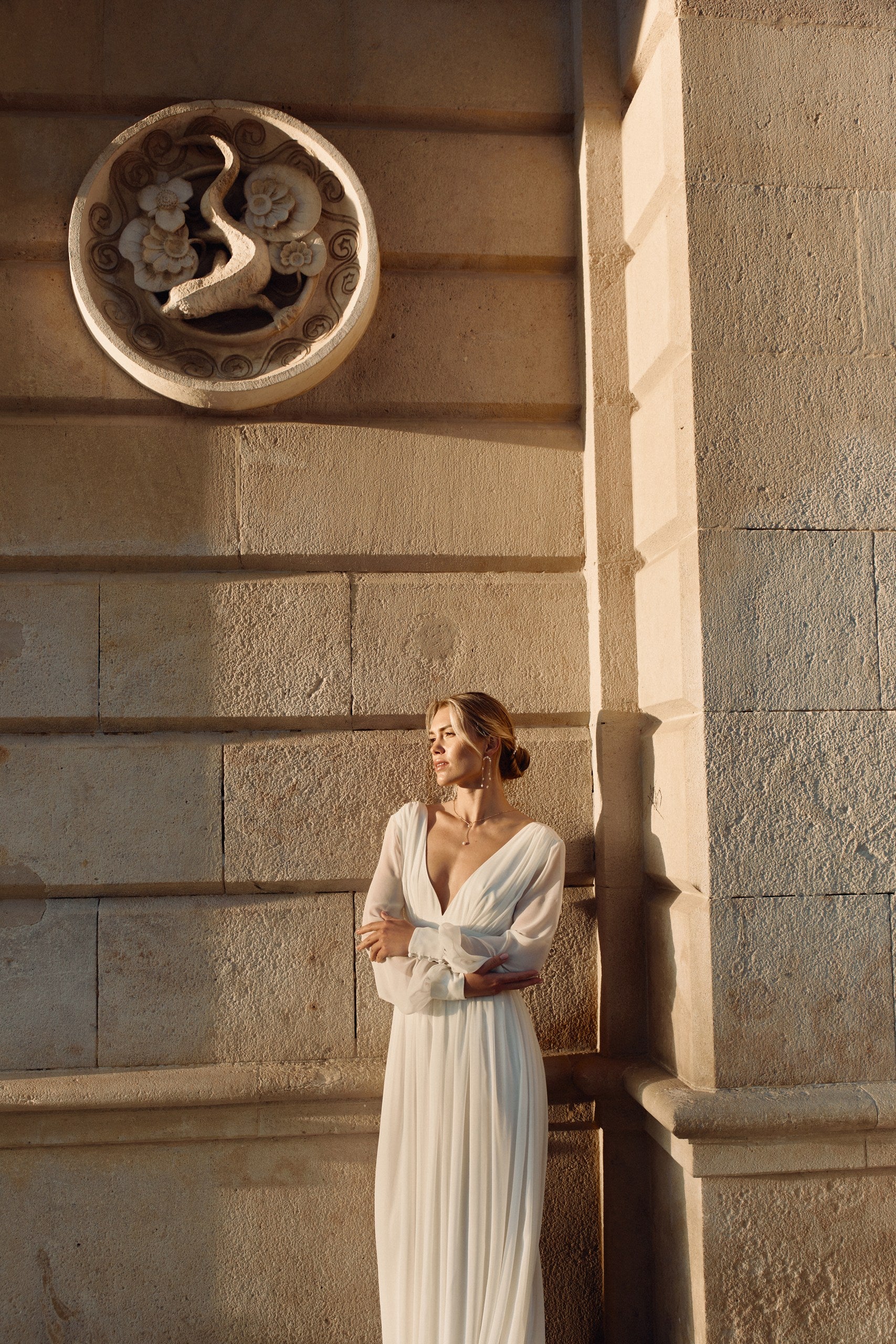Femme portant une robe de mariée avec de bijoux de mariage avec des perles naturelles