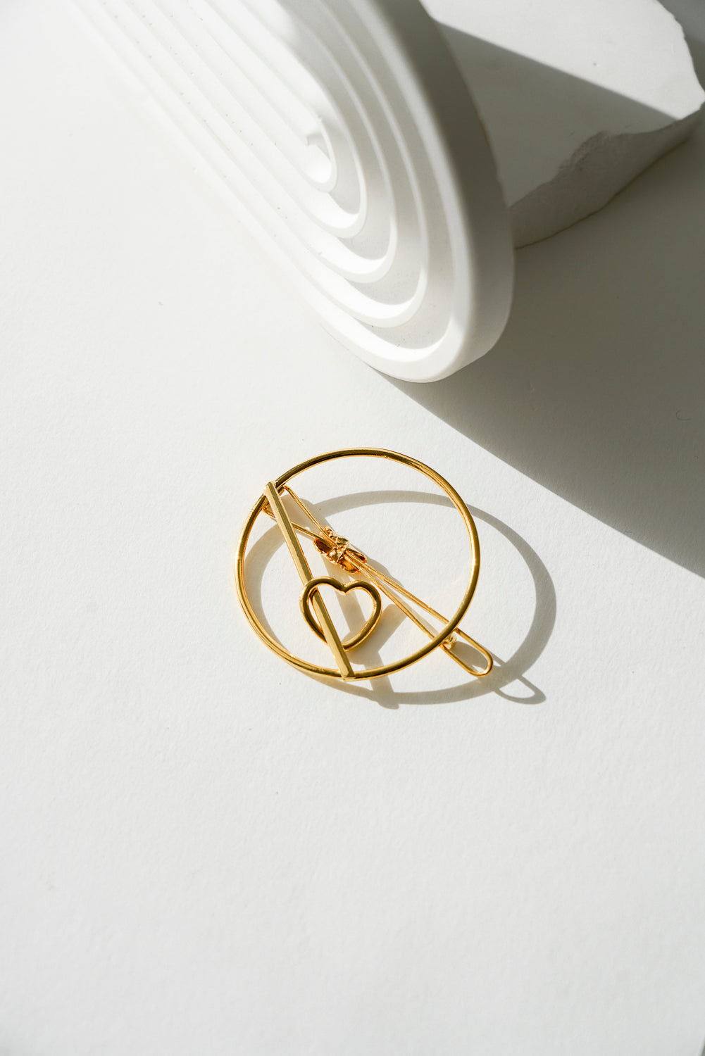 Love phew - round barrette with moving heart