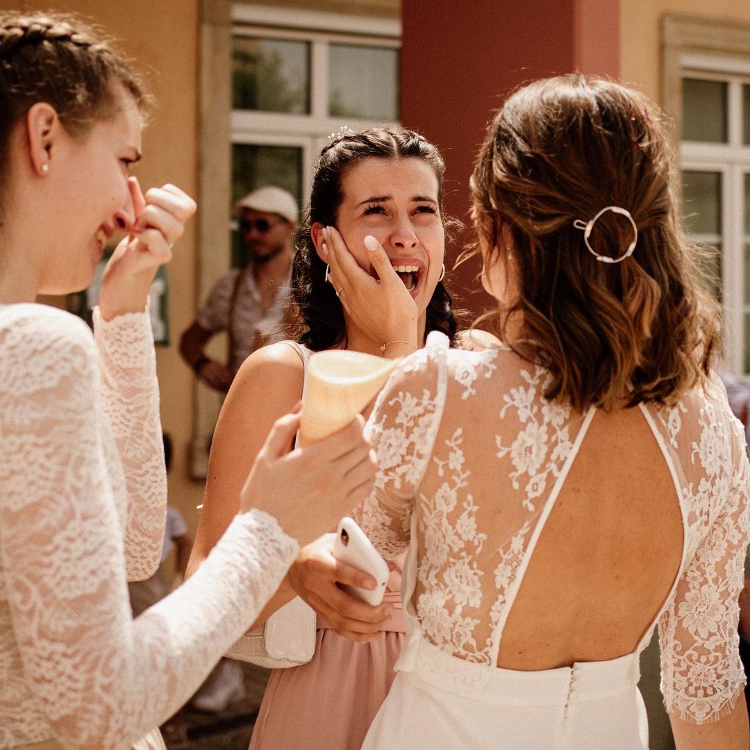 Mariée aux cheveux courts de dos montrant une barrette Eternelle de cérémonie
