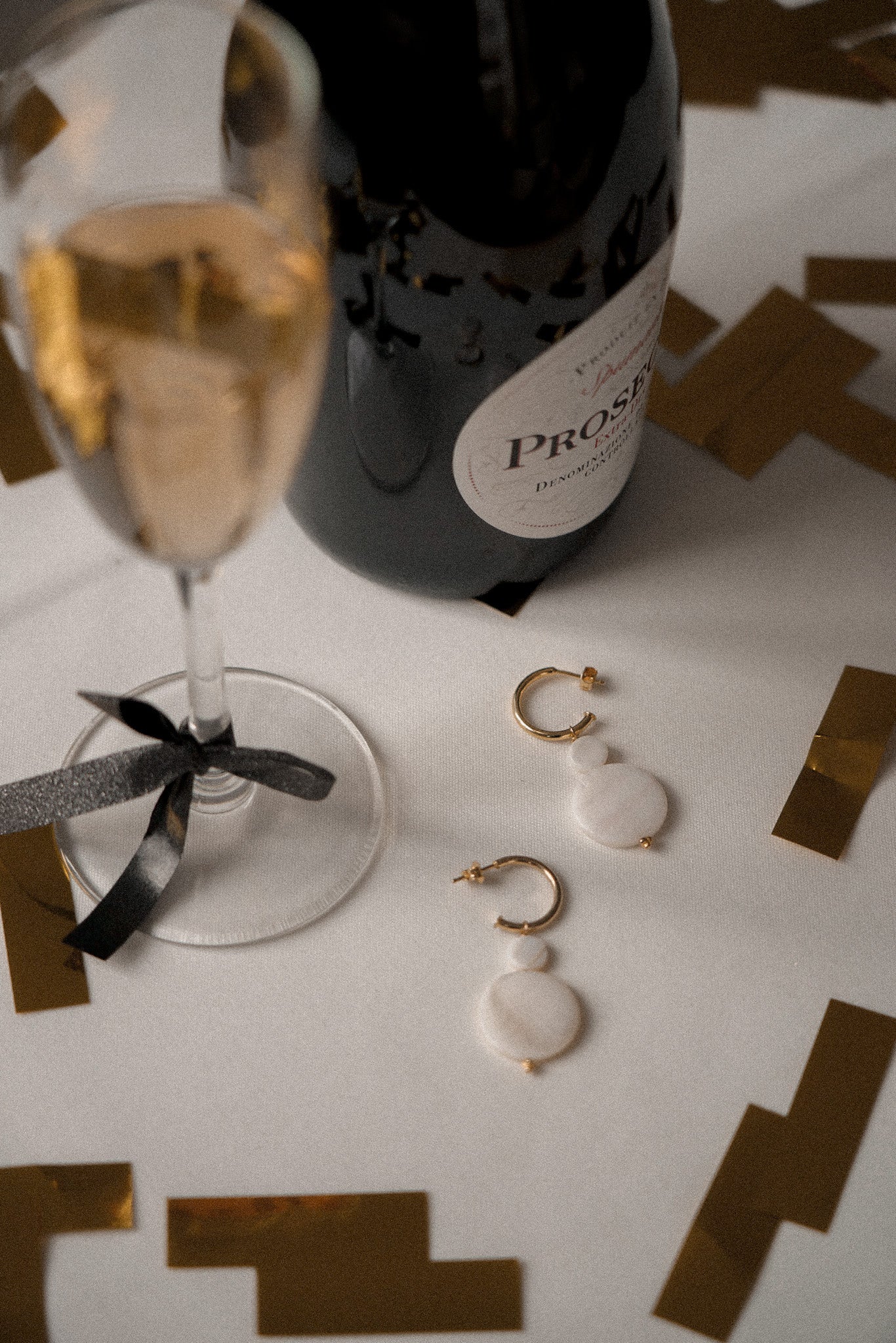 Water - Gold hoop earrings with mother-of-pearl discs