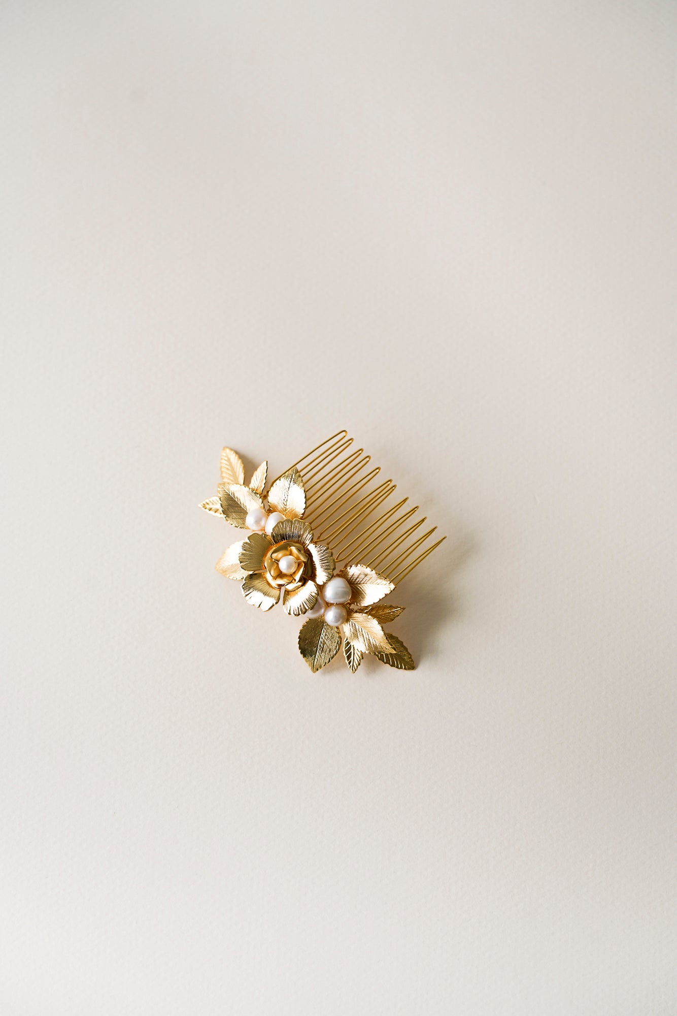 Accessoire de coiffure doré pour coiffure de mariée dans le thème floral avec des perles de culture