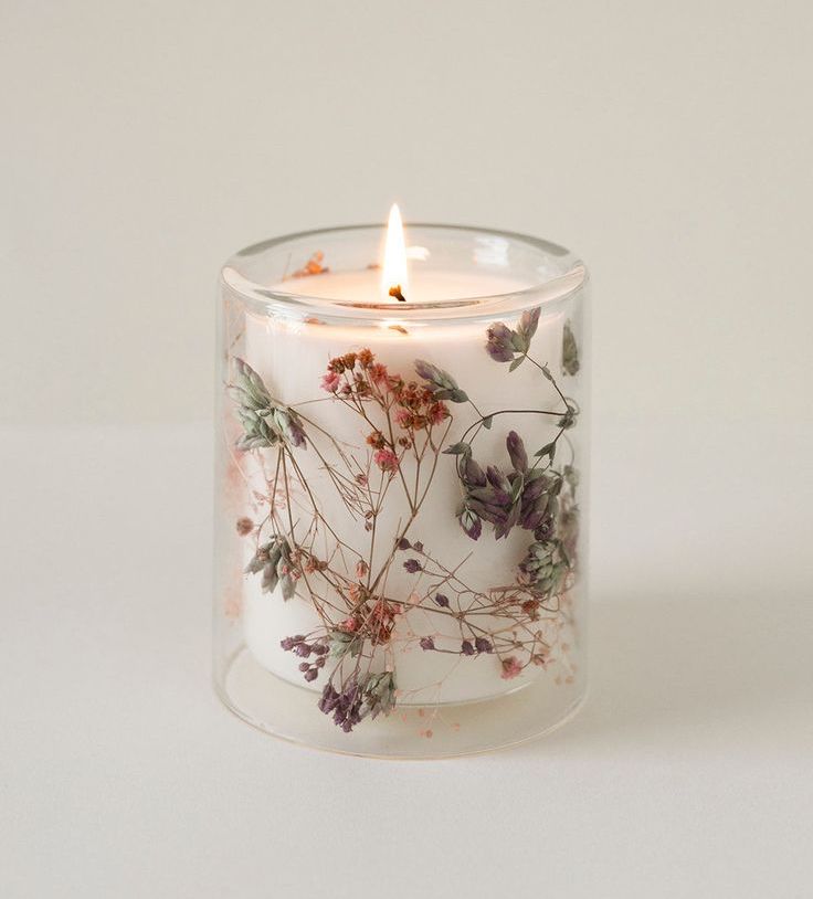 bougie à la vanille avec un pot en verre transparent composé de fleurs séchées