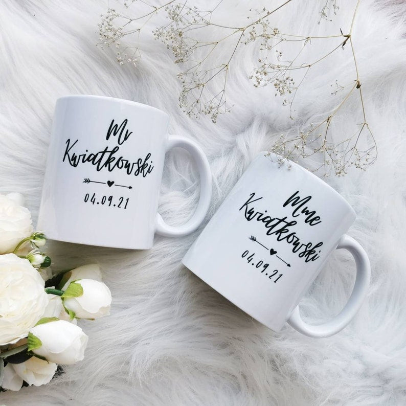 Tasse personnalisée pour les amoureux avec inscrit le nom de famille et la date du mariage