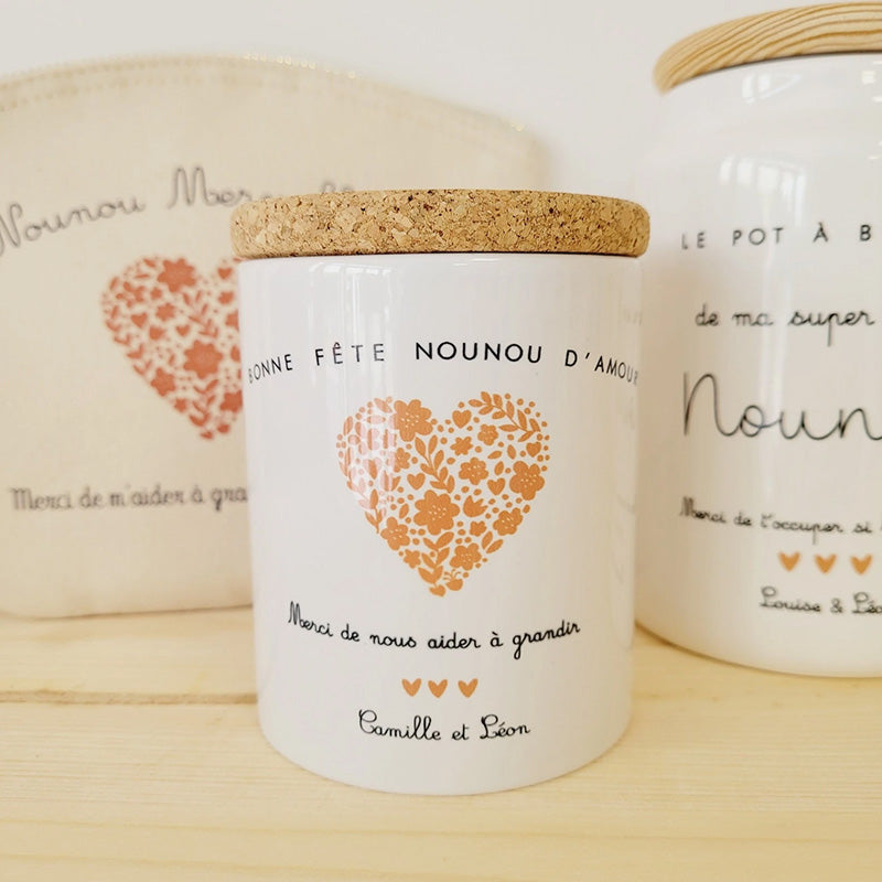 Bocal personnalisé avec une phrase et un coeur aux motifs floraux