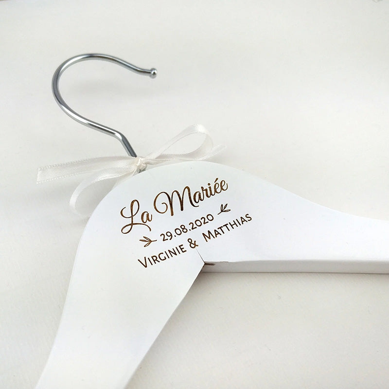 Cintre personnalisé avec la date et les noms des mariés