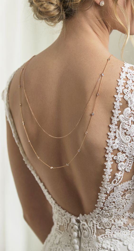 Femme de dos portant Collier de dos de mariage en forme de u avec des strass