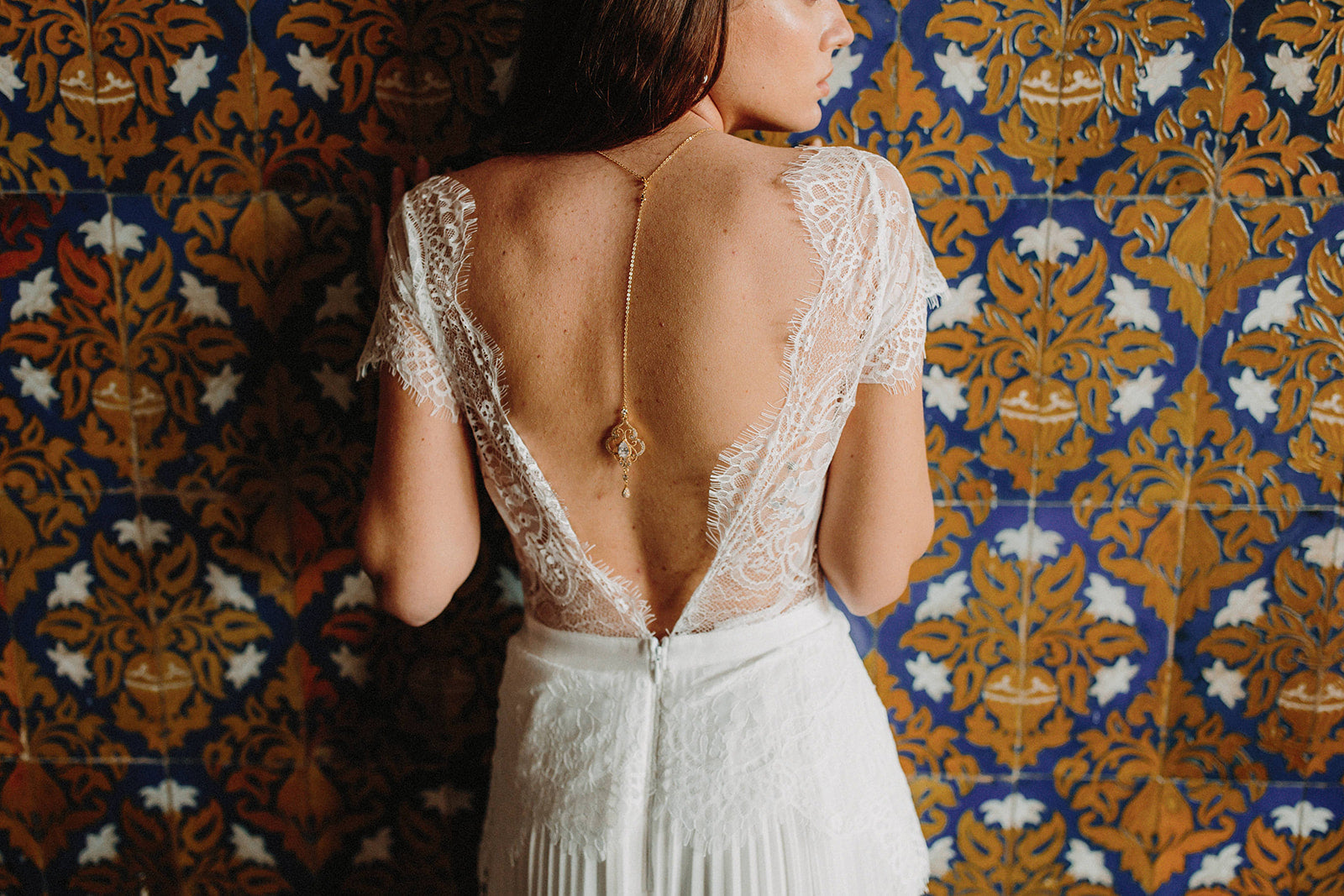 Mariée portant un collier de dos en forme de T