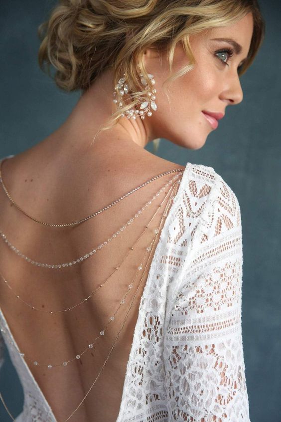 Femme montrant ses bijoux de mariage dont son bijoux de dos à plusieurs rangs