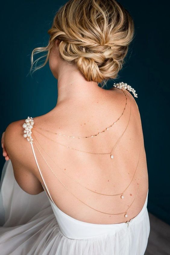 Mariée de dos montrant son bijoux de dos à plusieurs rangs avec des perles naturelles