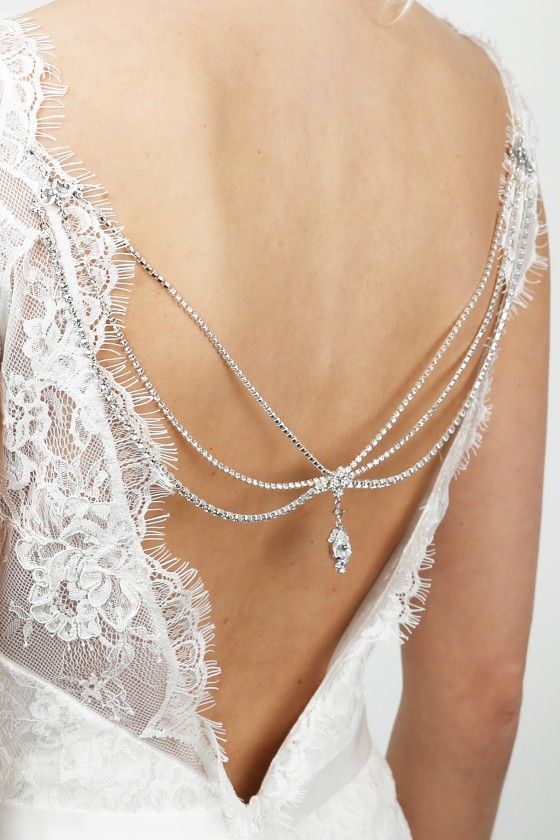 Focus sur le bijoux de dos de mariage d'une femme avec des stress et cristaux