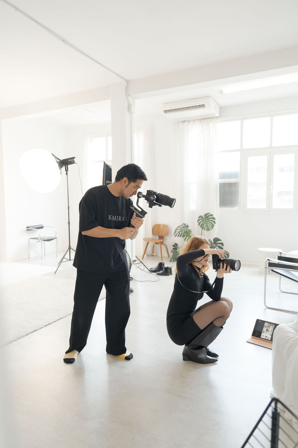 photo prise lors d'un shooting photo pour une collection de bijoux de mariage avec le vidéaste et la photographe