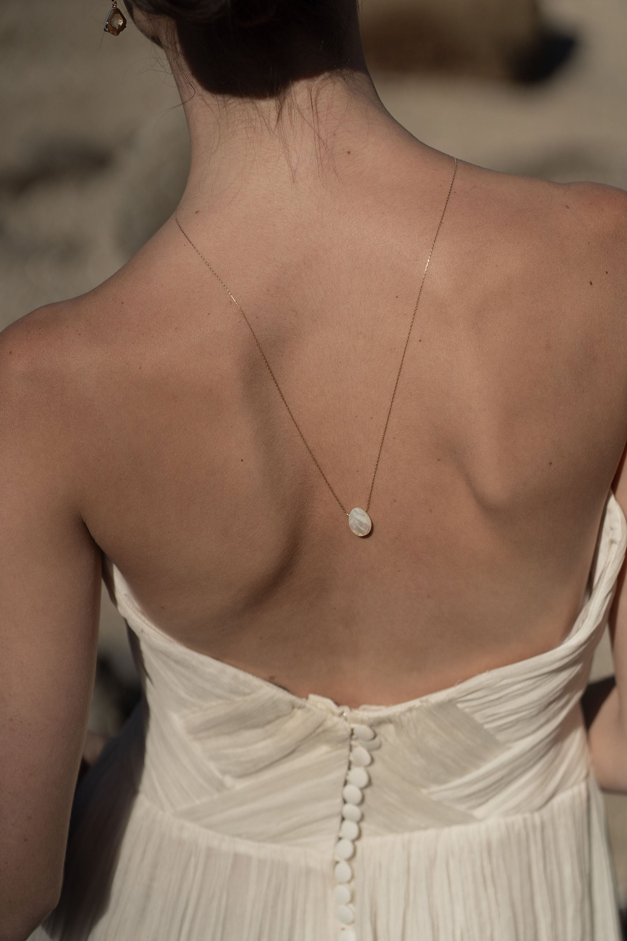 Okuhle – Collier de dos pour mariage en goutes de nacre facettée