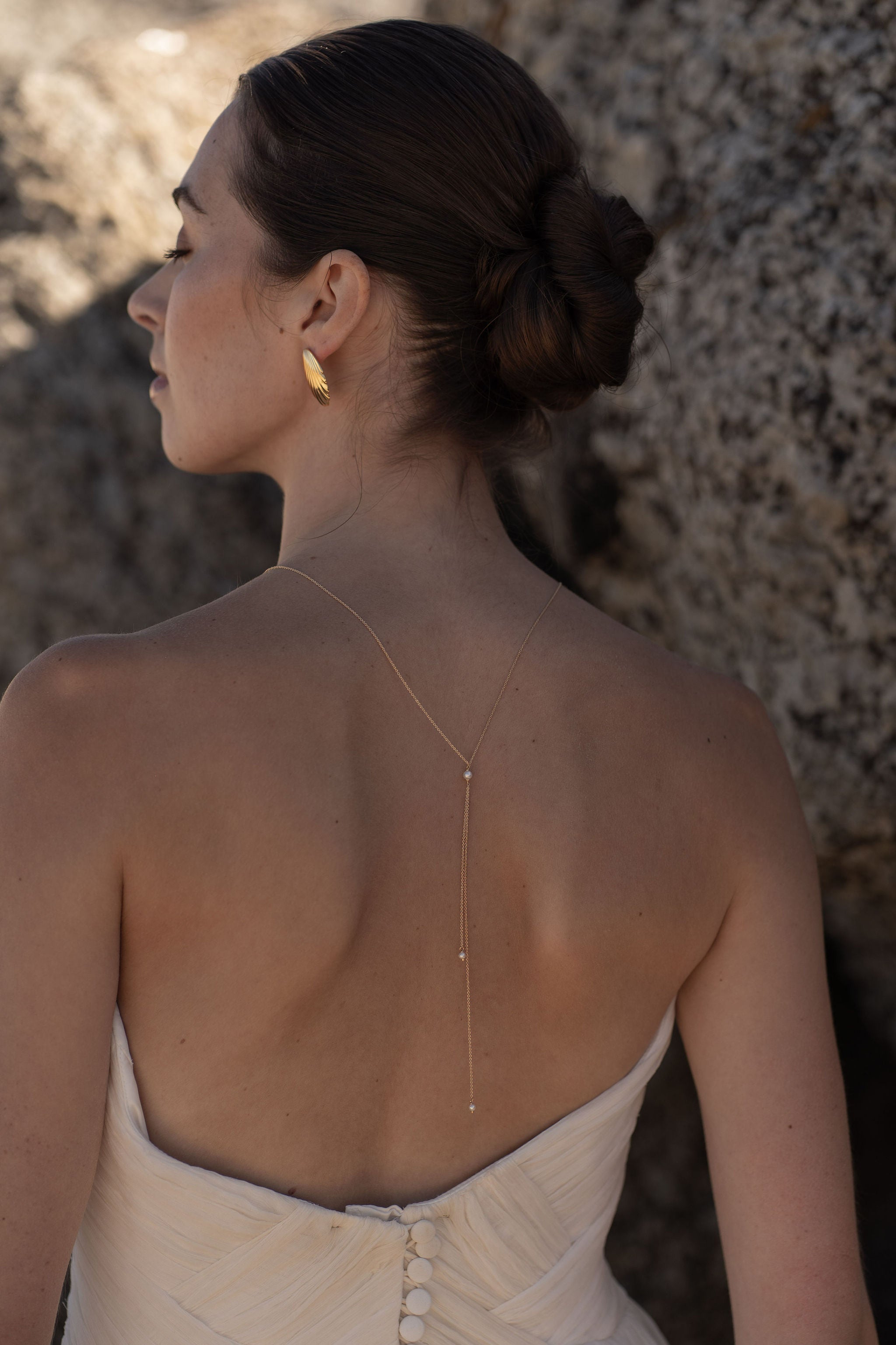 Nala – Collier de dos mariage délicat et fin en perles naturelles