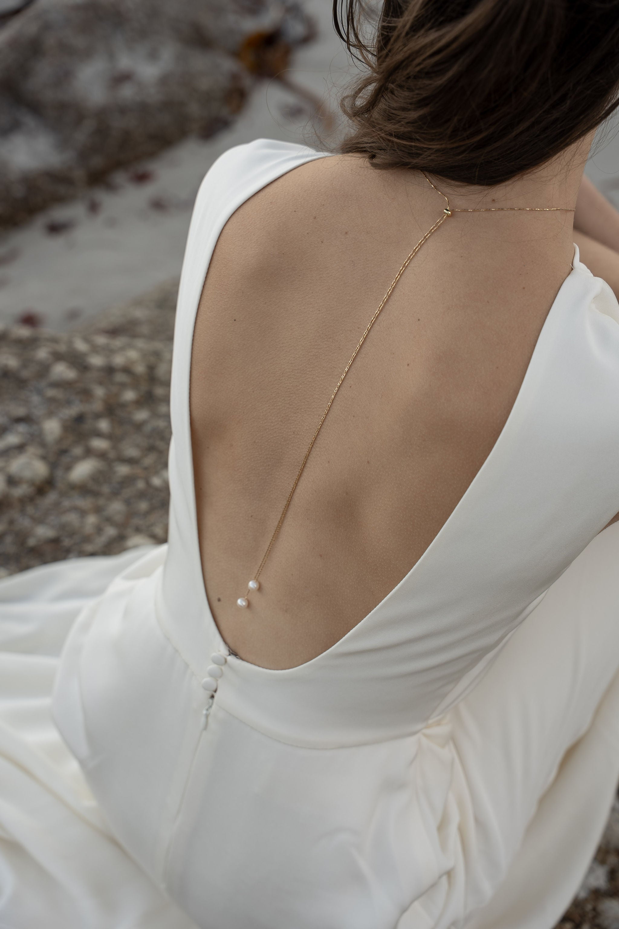 Grace – Collier de dos chaîne torsadée et perles de culture
