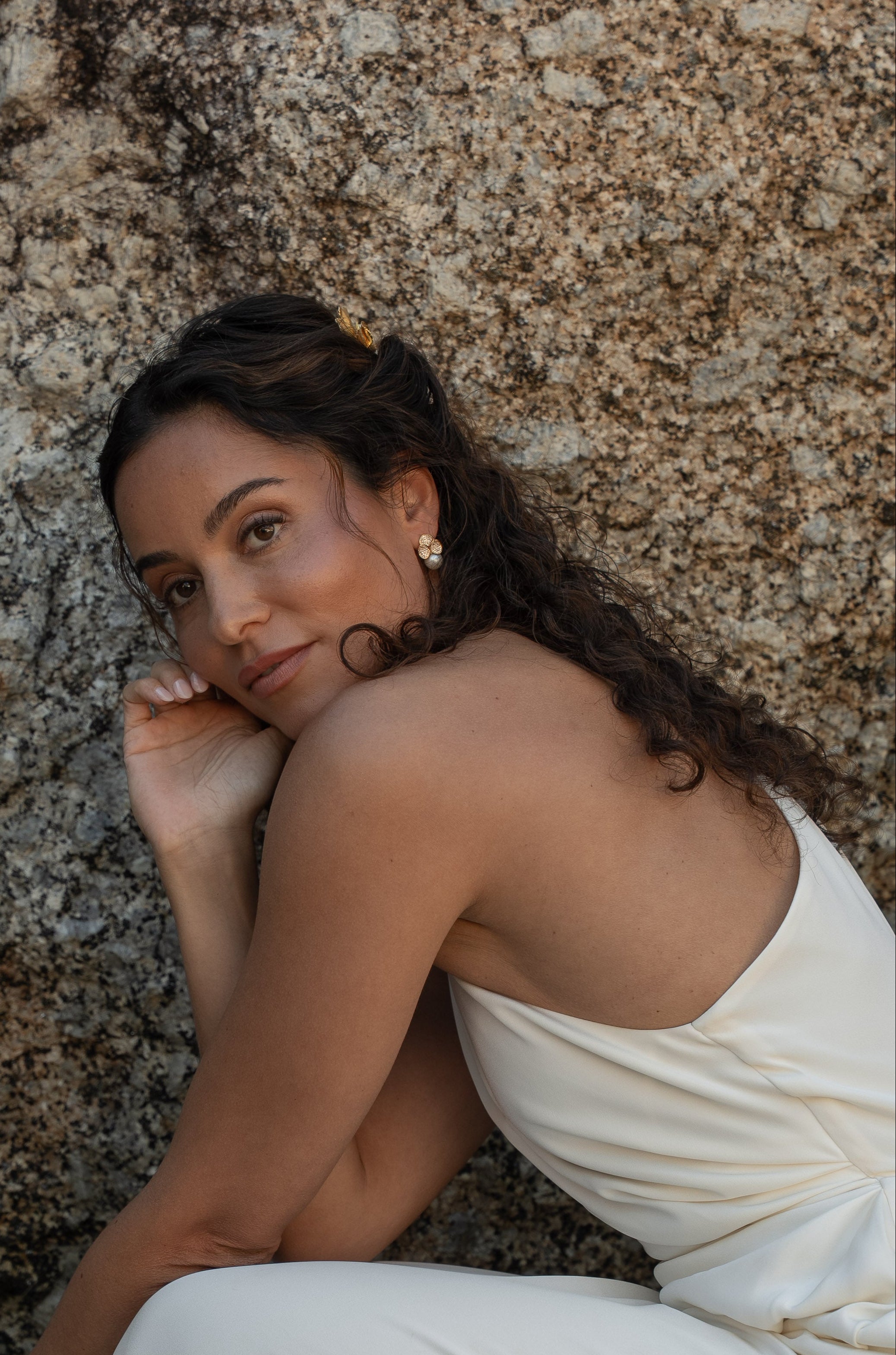 Myrtifolia – Boucles d'oreilles florales pour mariée pavés avec perles