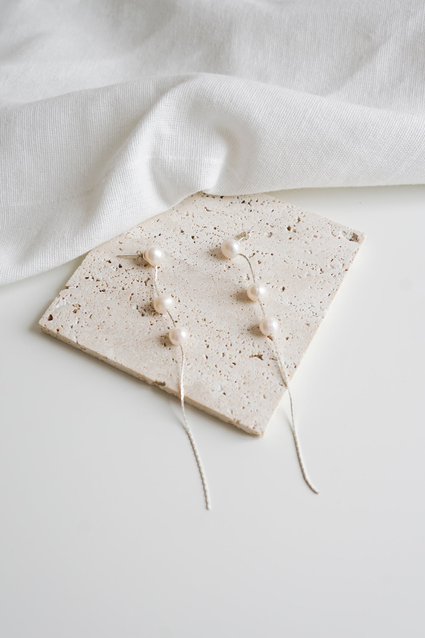 Boucles d'oreilles pendantes de mariage couleur argent avec 3 perles et chaine