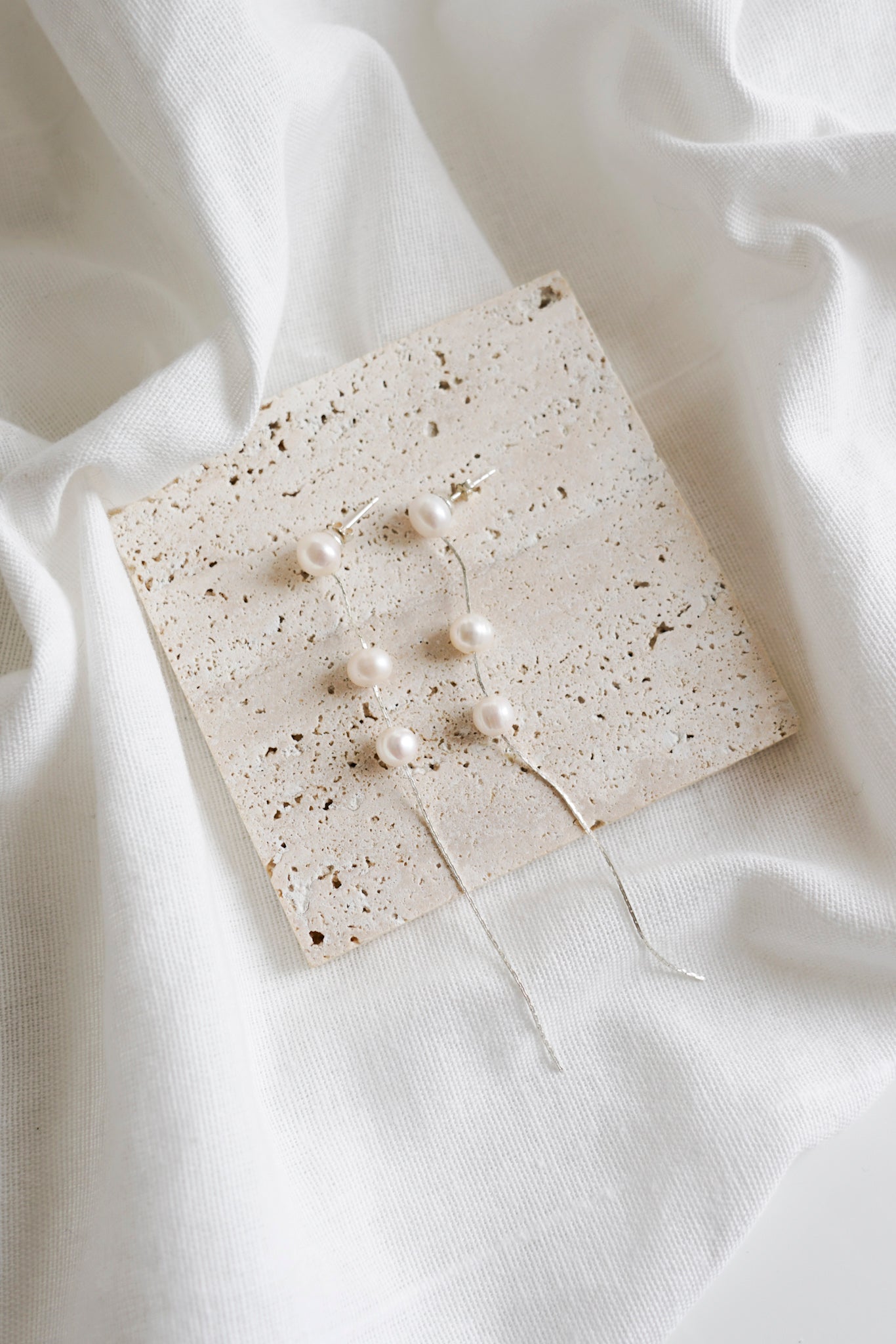 Boucles d'oreilles pendantes de mariage à trois perles naturelles et chaines en argent