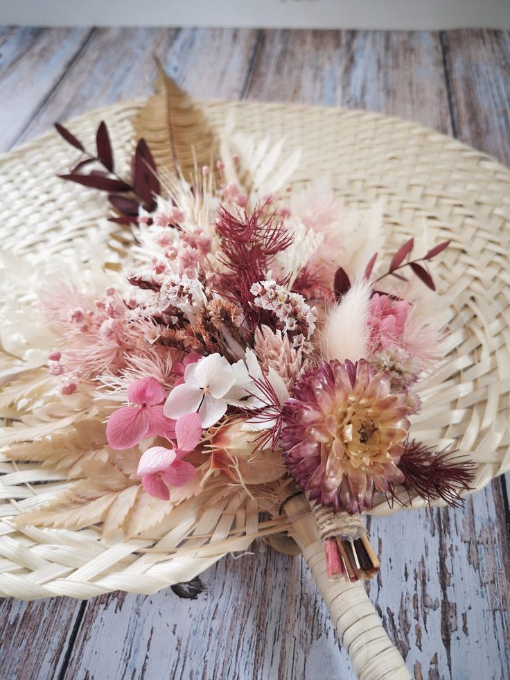 Eventail en bambou avec des fleurs séchées