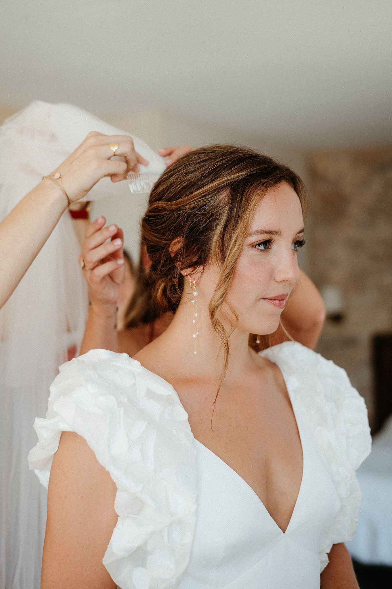 mariée au moment de ses préparatifs entrain de se faire coiffer