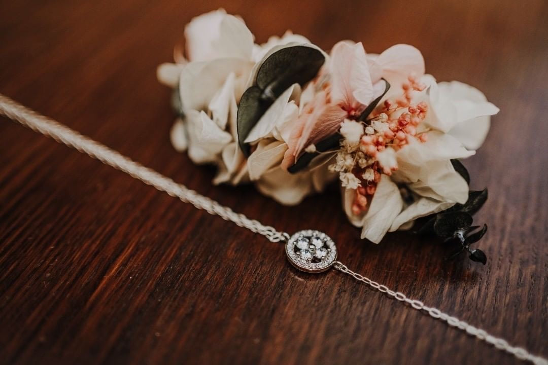 Accessoires de la mariée comprenant son accessoire de cheveux floral et son collier de dos en zircons