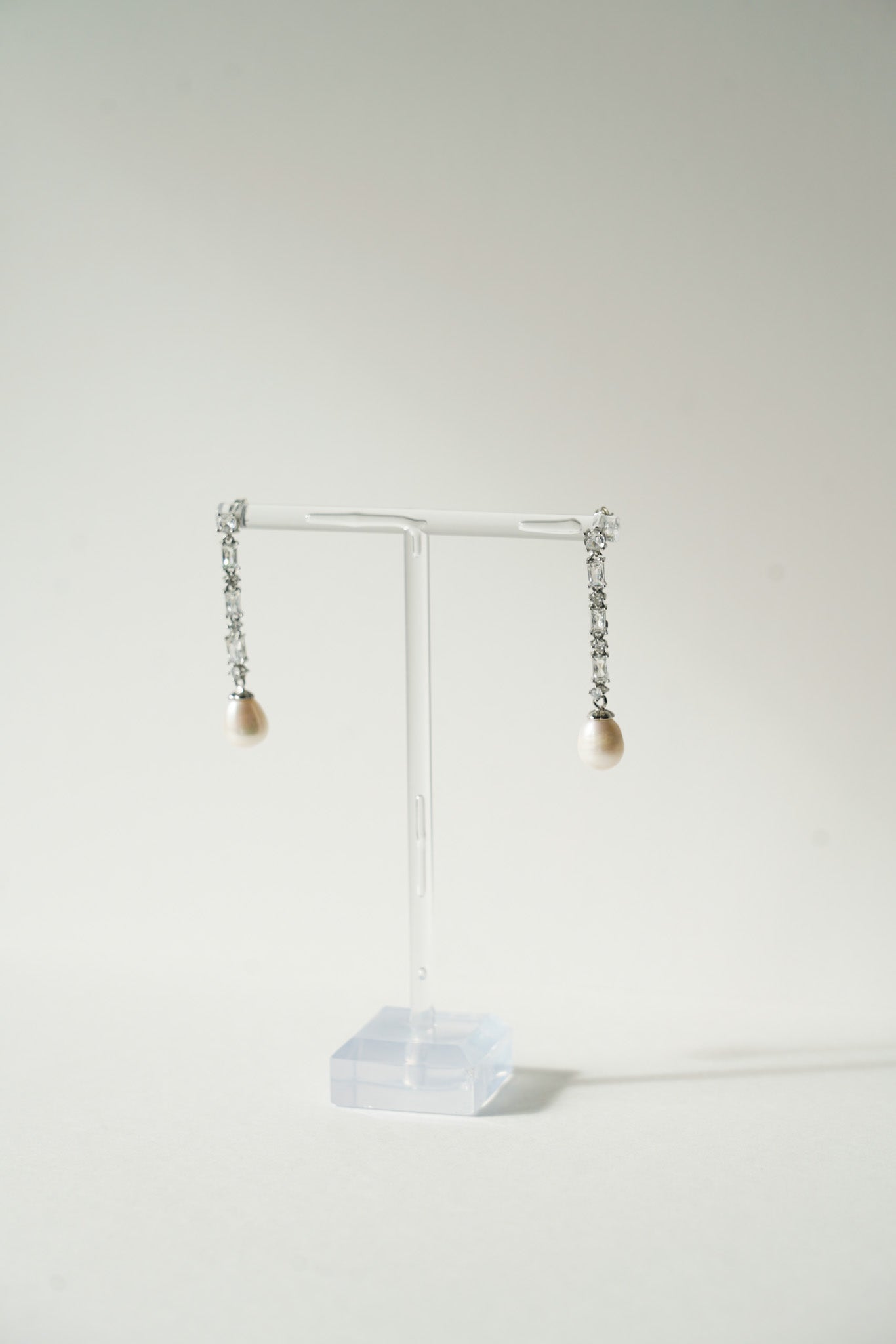 porte à bijoux avec des boucles d'oreilles de mariage en cristaux et perles naturelles en argent