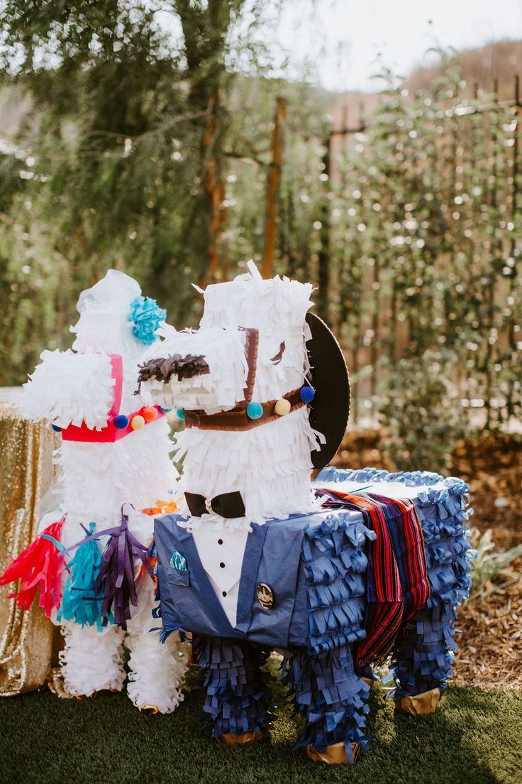 Deux piñatas colorées, ajoutant une touche festive et originale au mariage.