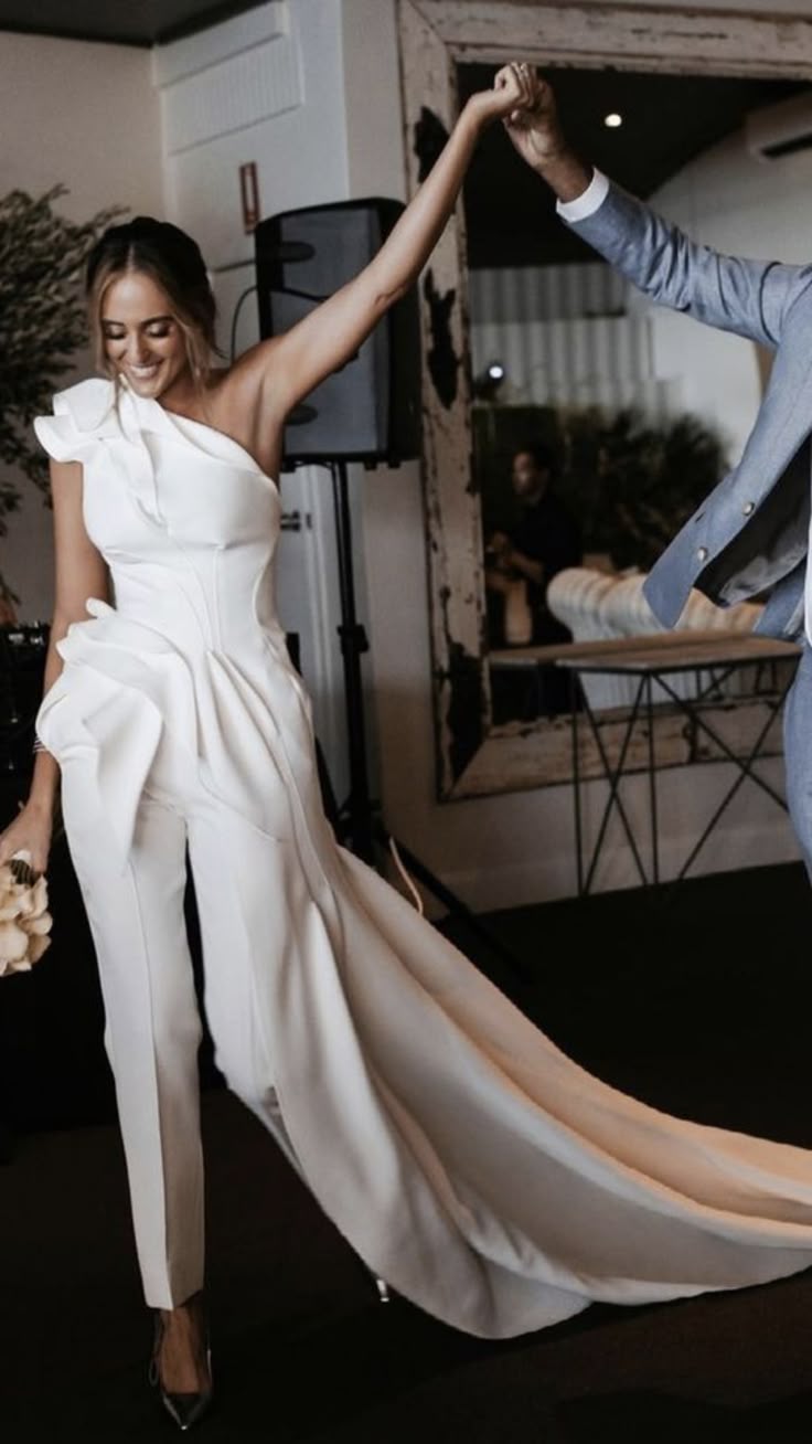 Mariée qui danse dans sa tenue de mariage civil une combinaison moderne et élégante