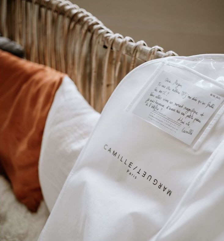 sac de protection pour une robe de mariée avec un mot écrit dans un pochette transparente