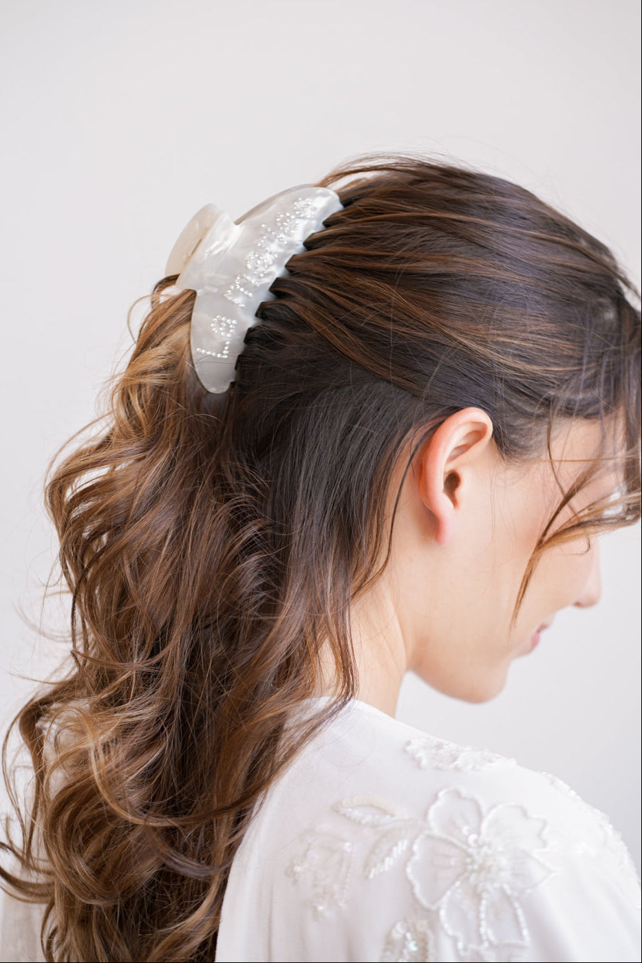 pince de cheveux pour mariage avec des strass écrit la mariée pour une mariee