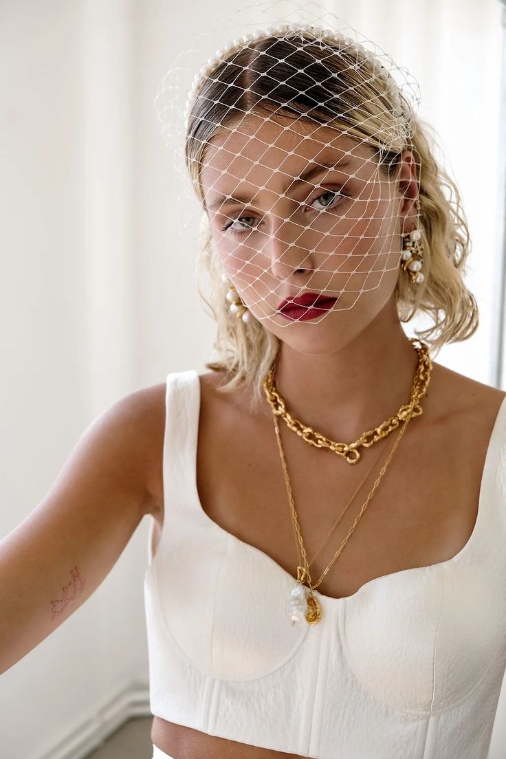 Femme de face portant une birdcage un accessoires de cheveux effet cage