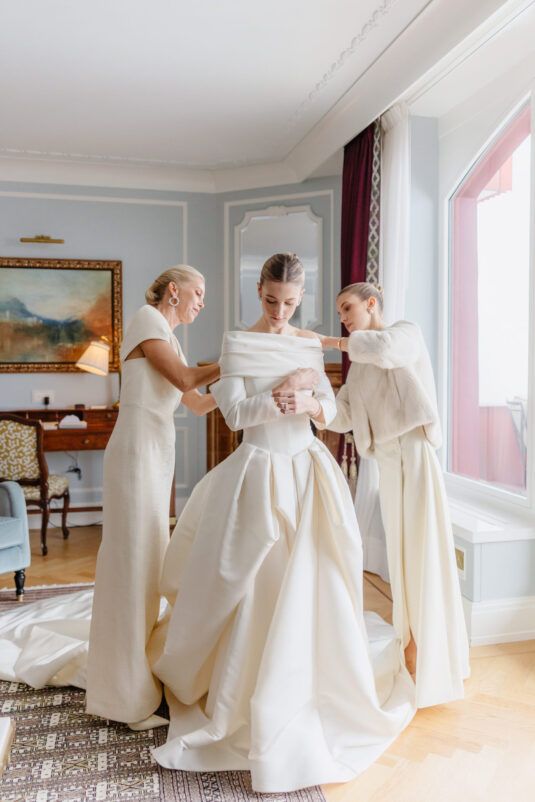 Mariée qui se prépare avec sa mère et sa soeur pour un mariage hivernal a Saint Moritz