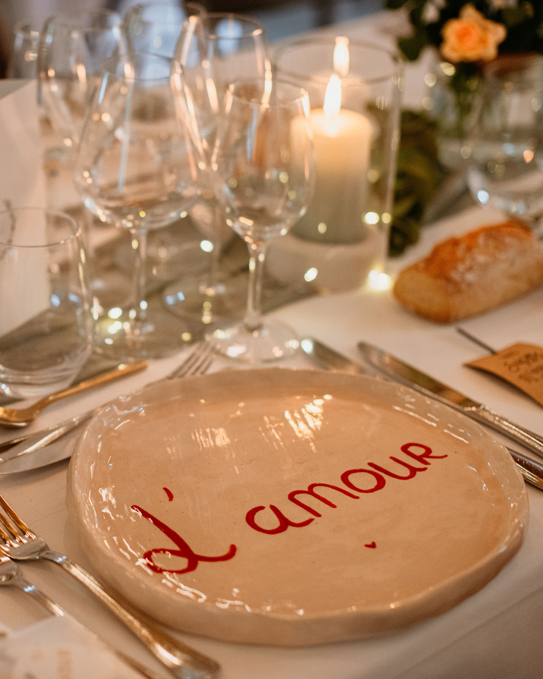 Une assiette délicatement décorée avec le mot 'Amour' écrit en calligraphie, représentant la symbolique parfaite pour les jours avant le mariage. Ce détail romantique s'intègre harmonieusement dans une routine de préparation, rappelant l'importance de l'amour au cœur de cette célébration.