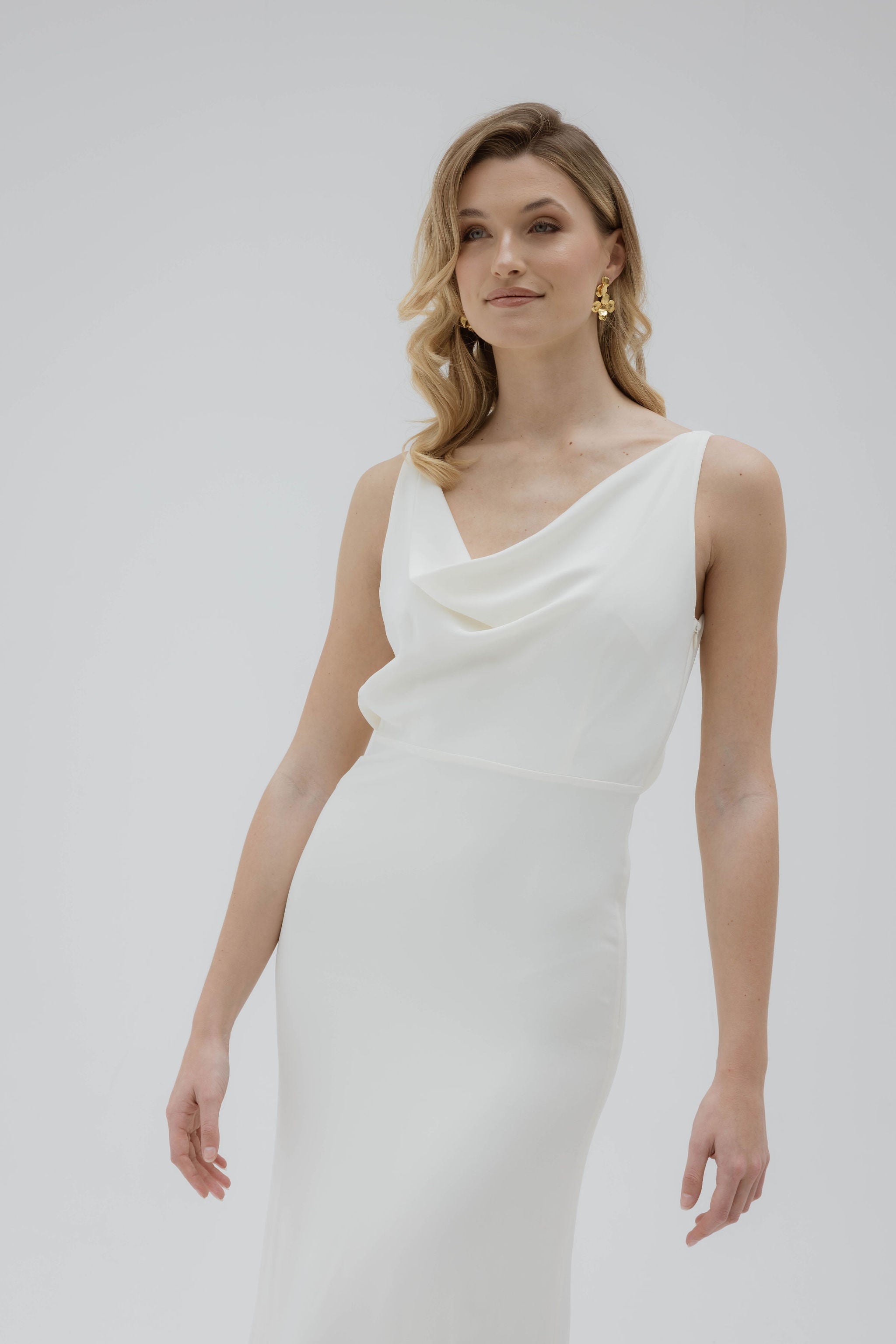 Mariée portant un clip d’oreille fleuri délicat, assorti à une mise en beauté romantique et florale