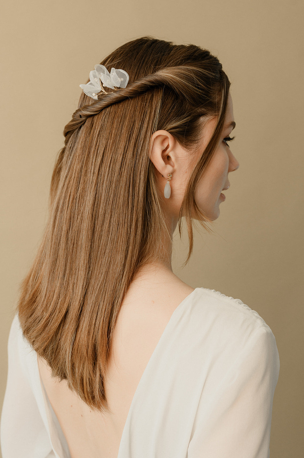 femme coiffée avec une demi queue torsadée et des accessoires de cheveux