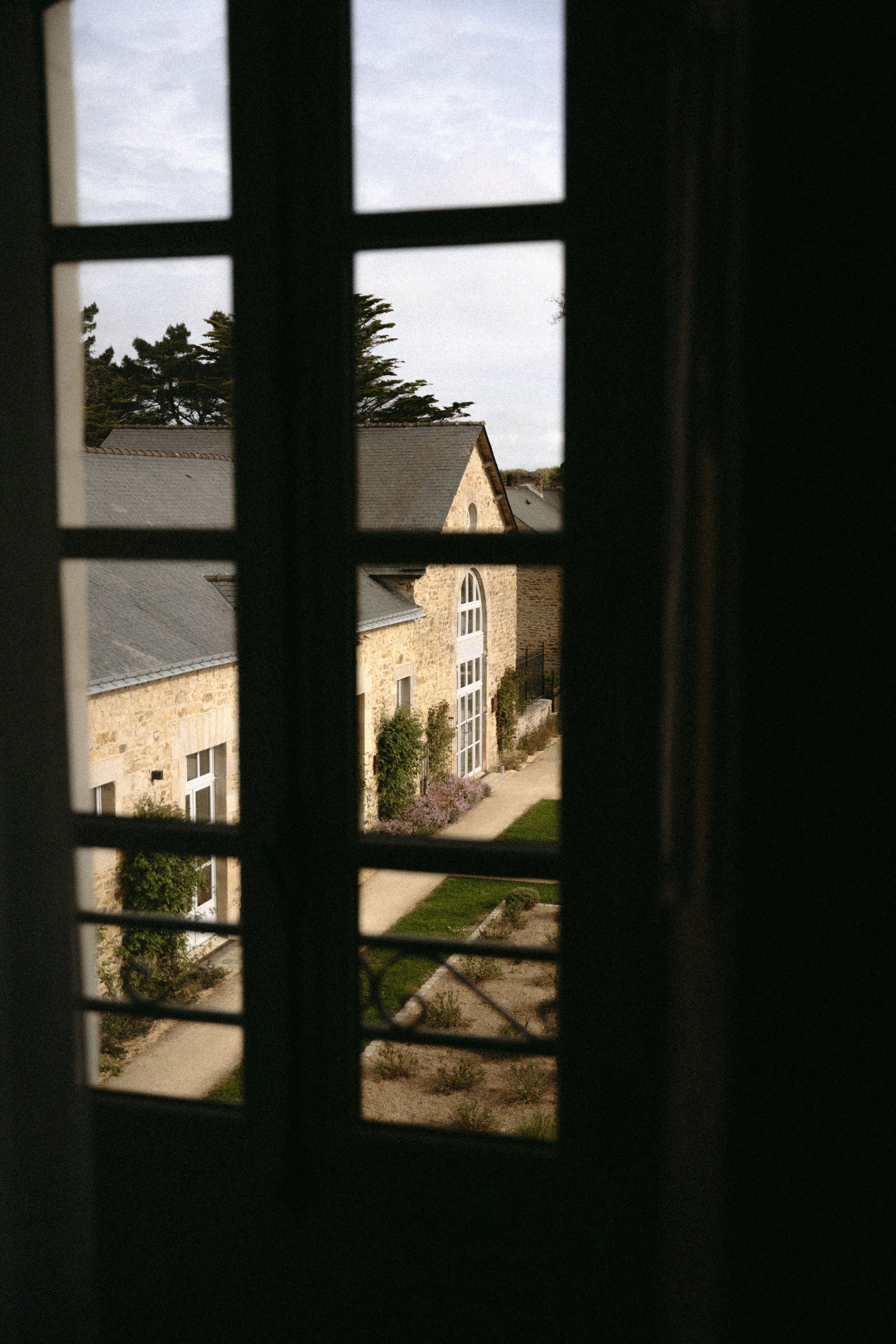 Photo esthétique de château vu par la fenêtre, paysage de château, jardin de château, inspiration mariage élégant château